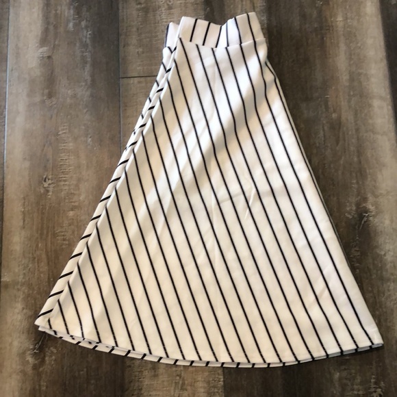 White with black stripe skit - Picture 2 of 4